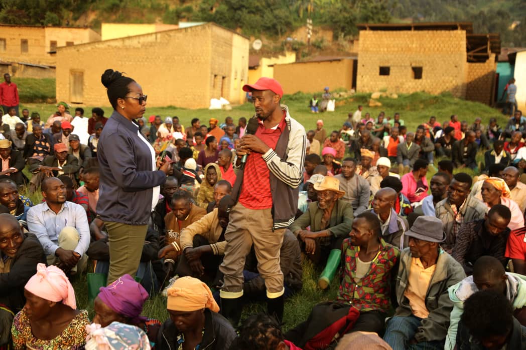 BureraDistrict's tweet image. Ku gicamunsi cy&apos;uyu wa mbere, Umuyobozi w&apos;Akarere,  @MukamanaSoline ,Umuyobozi w&apos;Akarere wungirije ishinzwe imibereho myiza y&apos;abaturage, @MwananguT n&apos;Umuyobozi wa @RIB_Rw mu Karere basuye abaturage b&apos;Akagari ka Rutovu, mu Murenge wa Kinyababa muri gahunda ya DUHARI KU BWANYU.