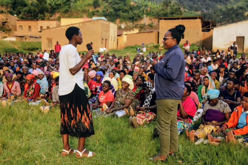 BureraDistrict's tweet image. Ku gicamunsi cy&apos;uyu wa mbere, Umuyobozi w&apos;Akarere,  @MukamanaSoline ,Umuyobozi w&apos;Akarere wungirije ishinzwe imibereho myiza y&apos;abaturage, @MwananguT n&apos;Umuyobozi wa @RIB_Rw mu Karere basuye abaturage b&apos;Akagari ka Rutovu, mu Murenge wa Kinyababa muri gahunda ya DUHARI KU BWANYU.