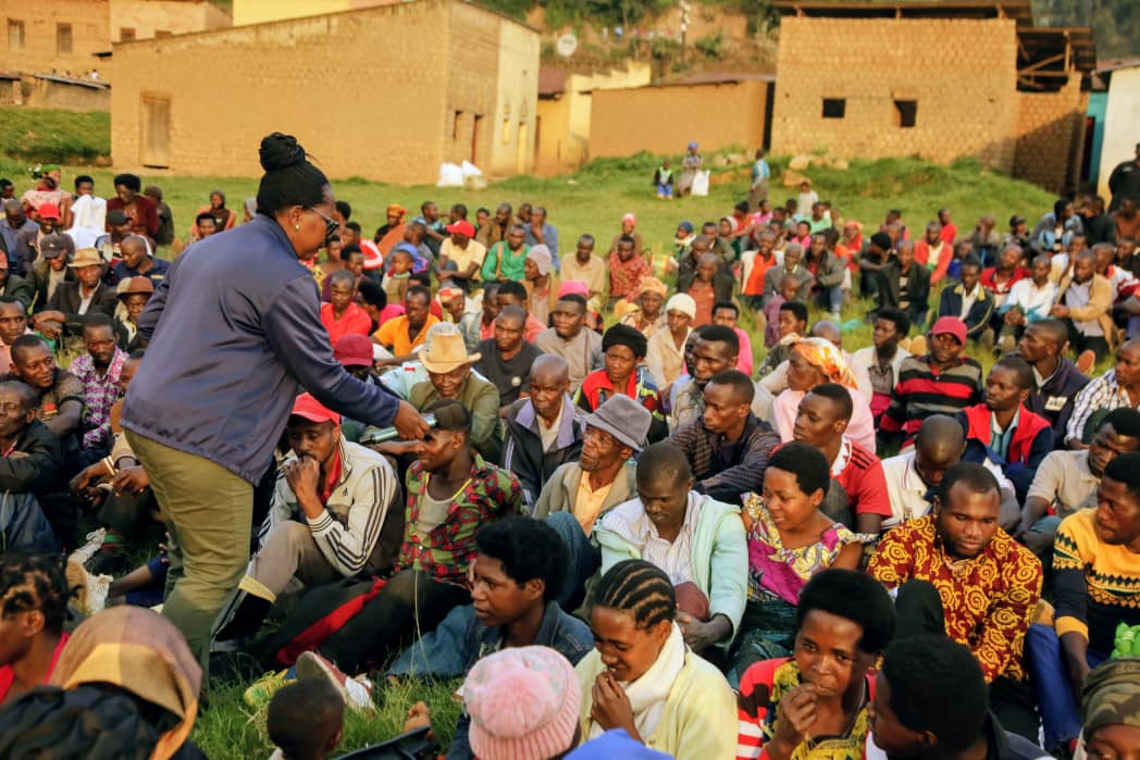 BureraDistrict's tweet image. Ku gicamunsi cy&apos;uyu wa mbere, Umuyobozi w&apos;Akarere,  @MukamanaSoline ,Umuyobozi w&apos;Akarere wungirije ishinzwe imibereho myiza y&apos;abaturage, @MwananguT n&apos;Umuyobozi wa @RIB_Rw mu Karere basuye abaturage b&apos;Akagari ka Rutovu, mu Murenge wa Kinyababa muri gahunda ya DUHARI KU BWANYU.