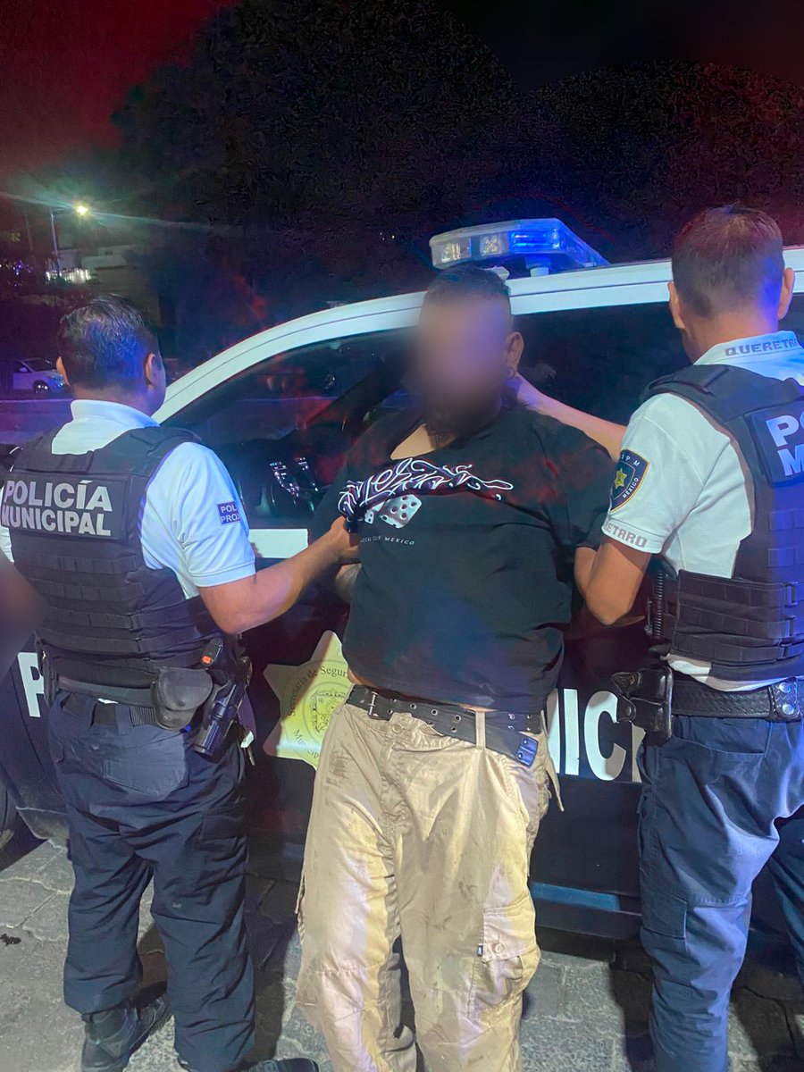 🚨😱 ¡DE TERROR EN SANTA MÓNICA!
Un hombre intentó robar una tienda de conveniencia usando lo que parecía ser una pistola… pero resultó ser de PLÁSTICO 😡🔫

El sujeto entró amenazando al dependiente para exigir dinero, pero los trabajadores reaccionaron rápido: bloquearon la