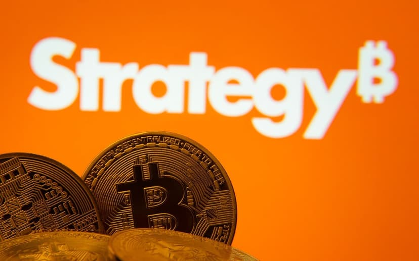 GM!

Strategy just cut its 2025 Bitcoin targets and set aside a $144B reserve as markets continue to slide.

In a moment where fear is spreading fast, this move signals caution from institutional players, but also shows they’re preparing for long-term positioning rather than