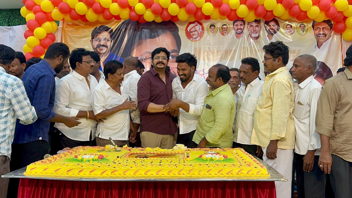 RamuVenigandla's tweet image. #AdminPost 
గుడివాడ రూరల్ మండలం కూటమి నాయకులు, కార్యకర్తలు ఆధ్వర్యంలో ఘనంగా వెనిగండ్ల రాము జన్మదిన వేడుకలు….

ఎమ్మెల్యే వెనిగండ్ల రాము గారి జన్మదినం సందర్భంగా రూరల్ మండల నాయకులు, కార్యకర్తలు ఘనంగా నిర్వహించిన కార్యక్రమంలో పాల్గొన్న వెనిగండ్ల రామన్న.

#HBDRamanna…