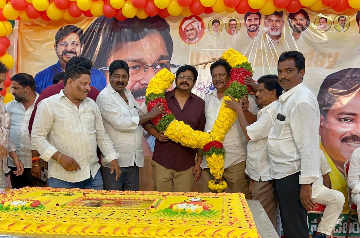 RamuVenigandla's tweet image. #AdminPost 
గుడివాడ రూరల్ మండలం కూటమి నాయకులు, కార్యకర్తలు ఆధ్వర్యంలో ఘనంగా వెనిగండ్ల రాము జన్మదిన వేడుకలు….

ఎమ్మెల్యే వెనిగండ్ల రాము గారి జన్మదినం సందర్భంగా రూరల్ మండల నాయకులు, కార్యకర్తలు ఘనంగా నిర్వహించిన కార్యక్రమంలో పాల్గొన్న వెనిగండ్ల రామన్న.

#HBDRamanna…