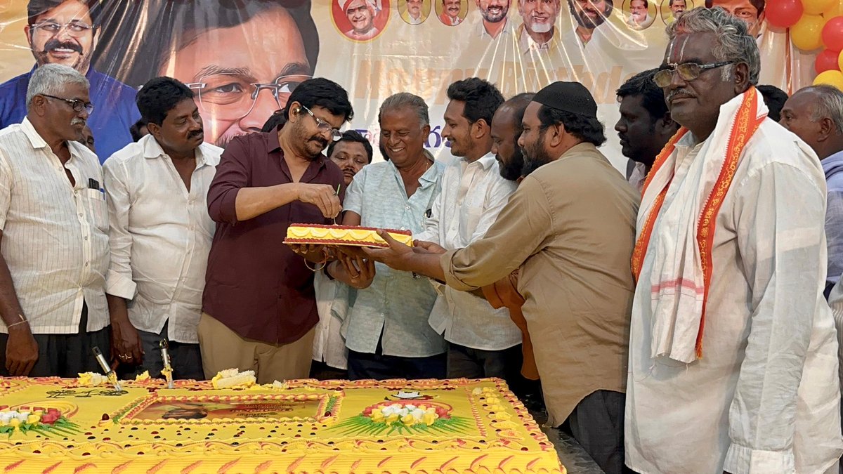 RamuVenigandla's tweet image. #AdminPost 
గుడివాడ రూరల్ మండలం కూటమి నాయకులు, కార్యకర్తలు ఆధ్వర్యంలో ఘనంగా వెనిగండ్ల రాము జన్మదిన వేడుకలు….

ఎమ్మెల్యే వెనిగండ్ల రాము గారి జన్మదినం సందర్భంగా రూరల్ మండల నాయకులు, కార్యకర్తలు ఘనంగా నిర్వహించిన కార్యక్రమంలో పాల్గొన్న వెనిగండ్ల రామన్న.

#HBDRamanna…