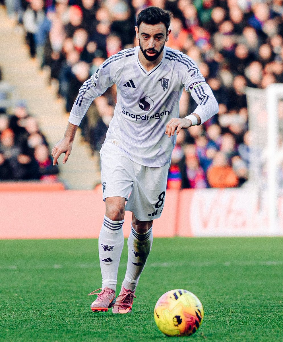 mufcMPB's tweet image. 🚨 OFFICIAL:

Bruno Fernandes has been nominated for Premier League Player of the Week! #MUFC ✅