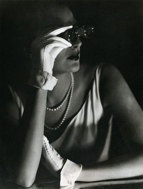 xuxanov's tweet photo. Ph George Hoyningen-Huene, Agneta Fischer at the opera, 1931.

▪️
—
#GeorgeHoyningenHuene  #AgnetaFischer #Photographer #Photography #Dürbün #Kamera #gəlbax  #çiçit #salbax #albax #çiçiç #burabax #orabax
- https://t.co/CIdek3fkU2