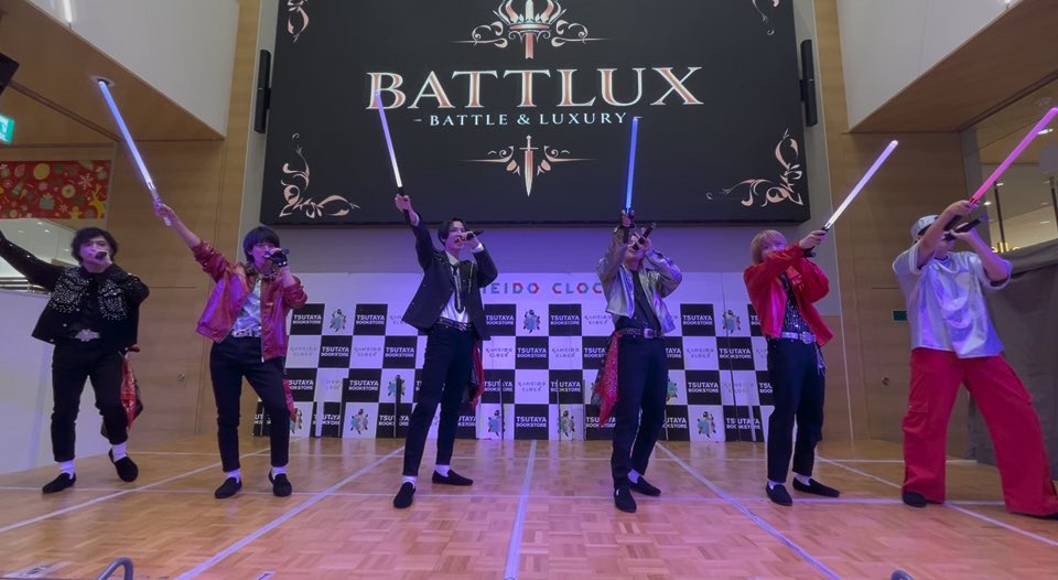 shuuukunn1's tweet photo. 今日はカメイドクロックさんに『二代目FOR:ACE』&『BATTLUX』のデビューLIVEを観に行きました。
色々あって辿り着いた景色はキラキラしてて✨✨最高に楽しかった💖
素敵なLiveとパフォーマンスをありがとう😭頑張れ👍
#二代目フォーエース
#BATTLUX https://t.co/8Tsjg2XQKA