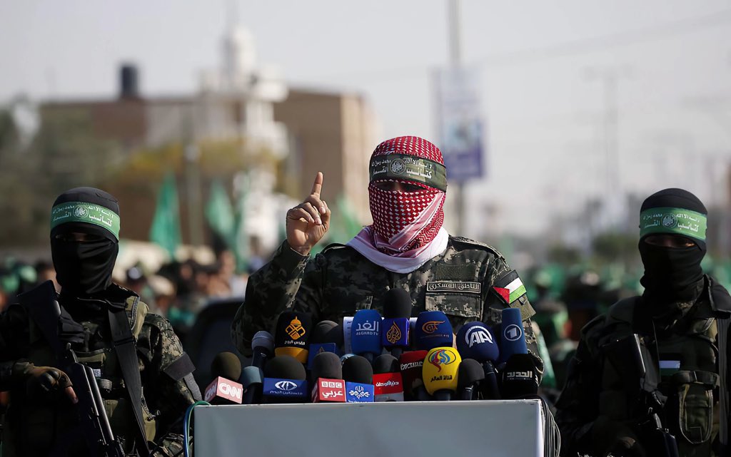 ww3mediaa's tweet photo. 🔴Hamas: 

▪️Gazze’ye giren yardım tırları temel ihtiyaçları karşılamaktan çok uzak.

▪️İsrail’in ticari amaçlı bazı araçlara izin verdiğini ama bunların gerekli olmadığını söylüyoruz.

▪️Asıl ihtiyaç olan acil insani yardım malzemeleri derhal ulaştırılmalı.

▪️Aracılara çağrımız net: Soğuk hava dalgası gelmeden önce prefabrik evlerin bölgeye sokulması şart.