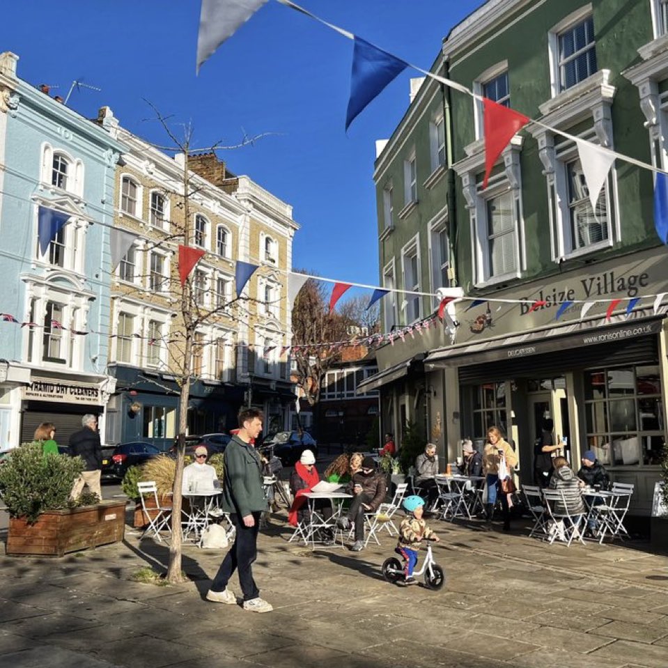 Todos los barrios deberían tener por ley al menos una plaza peatonal.