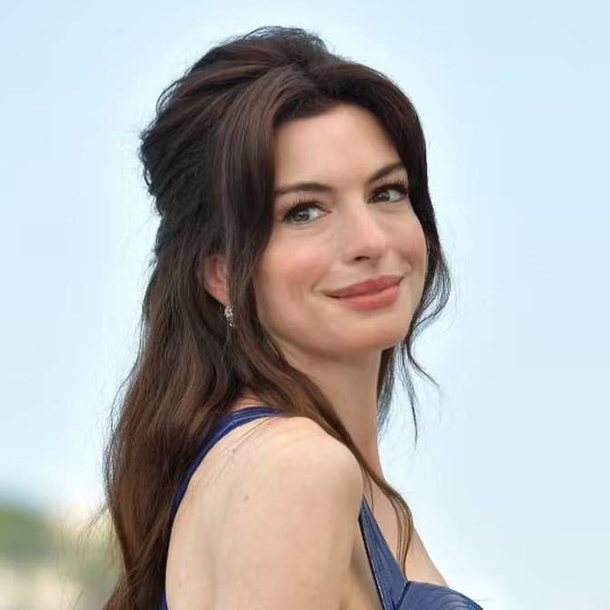siteptbr's tweet image. Anne Hathaway atualiza sua bio no Instagram e exibe extensa agenda de lançamentos de filmes para 2026.