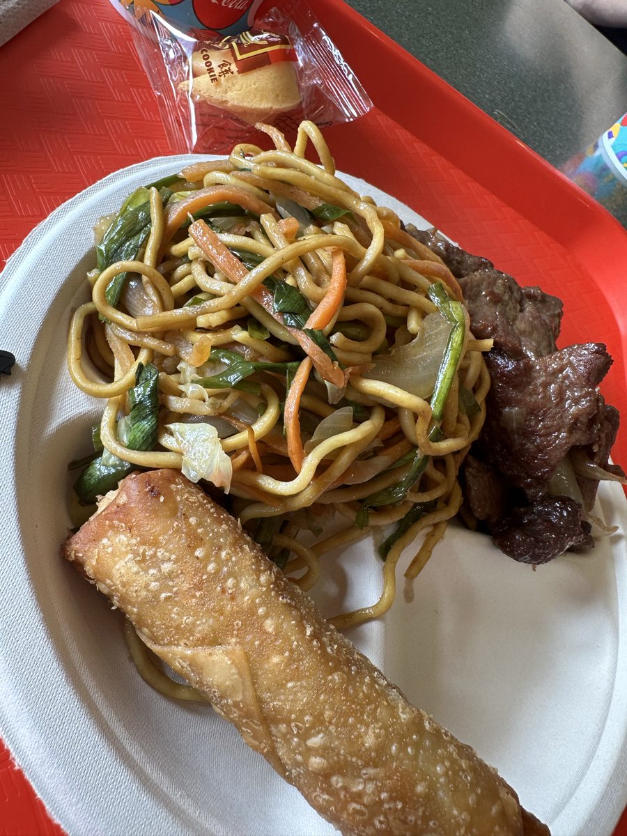 shwtec's tweet photo. Lunch time 🍴in China 🇨🇳 
#EPCOT
#WaltDisneyWorld https://t.co/16yfQEO5qm