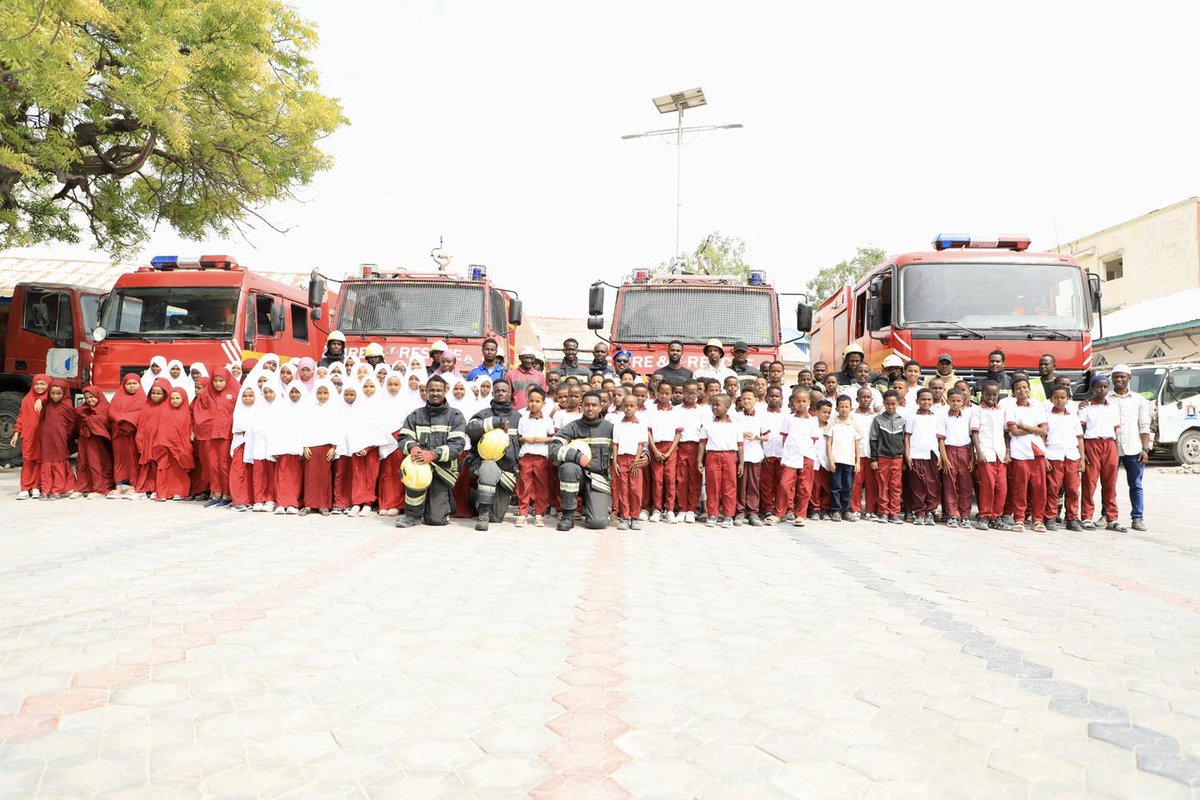 UNASOMALIA's tweet photo. @UNASOMALIA  proudly supports the initiative undertaken by the Fire and Emergency Department of the Benaadir Regional Administration. This program provided students from @RussetAcademy with a valuable opportunity to learn about firefighting procedures and fire engine mechanics. Furthermore, the Department's provision of consistent workplace training is instrumental in mitigating the dangers of fire.
