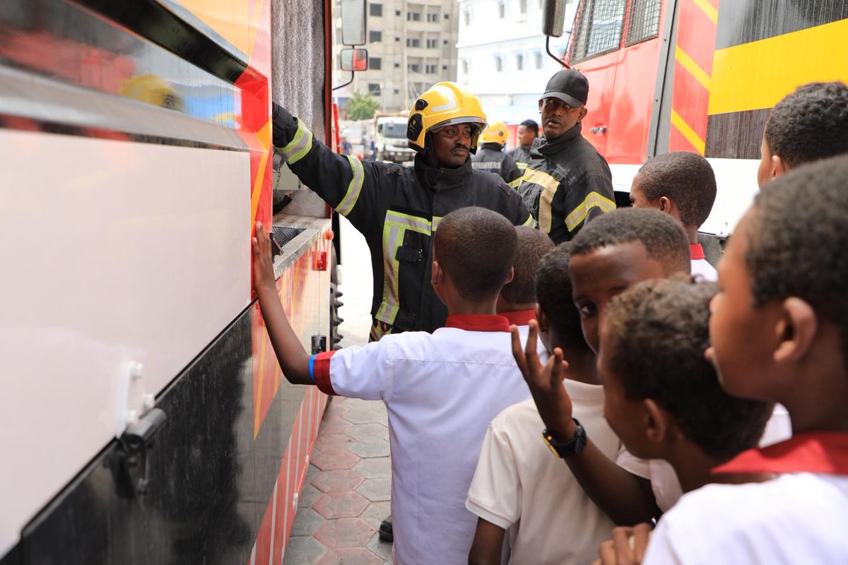 UNASOMALIA's tweet photo. @UNASOMALIA  proudly supports the initiative undertaken by the Fire and Emergency Department of the Benaadir Regional Administration. This program provided students from @RussetAcademy with a valuable opportunity to learn about firefighting procedures and fire engine mechanics. Furthermore, the Department's provision of consistent workplace training is instrumental in mitigating the dangers of fire.