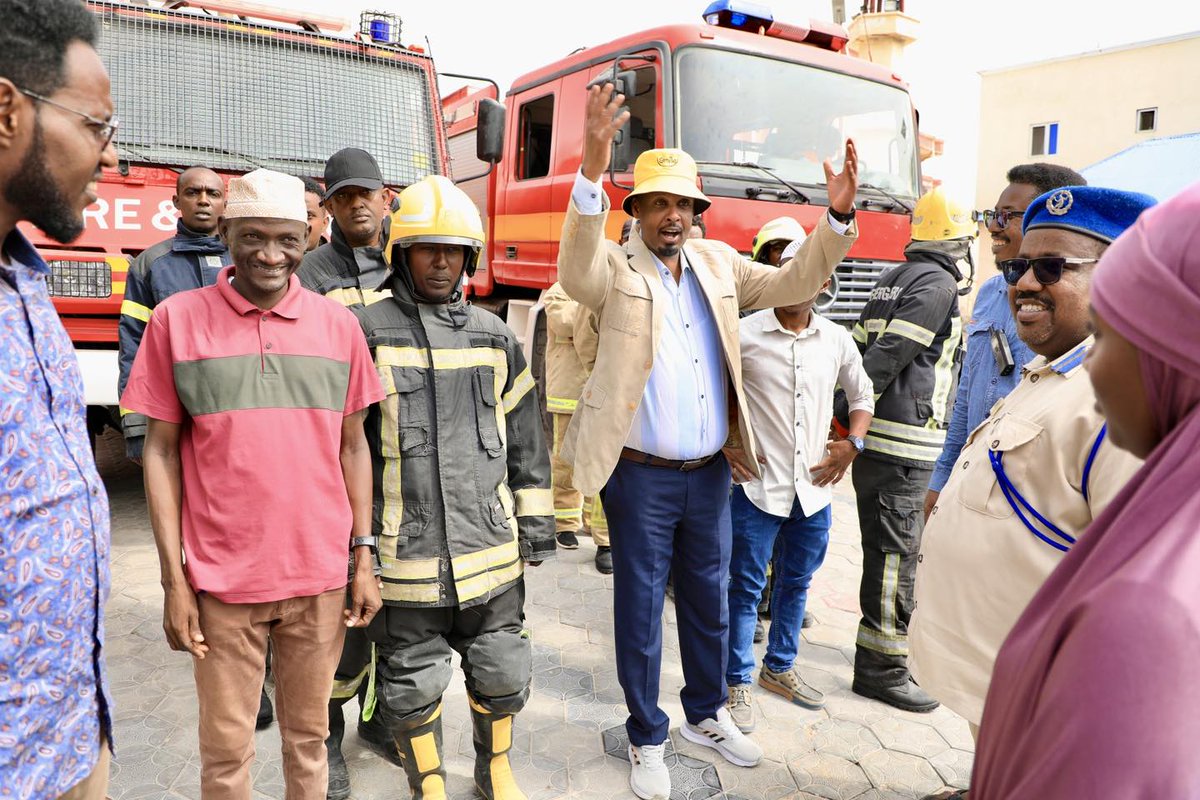 UNASOMALIA's tweet photo. @UNASOMALIA  proudly supports the initiative undertaken by the Fire and Emergency Department of the Benaadir Regional Administration. This program provided students from @RussetAcademy with a valuable opportunity to learn about firefighting procedures and fire engine mechanics. Furthermore, the Department's provision of consistent workplace training is instrumental in mitigating the dangers of fire.