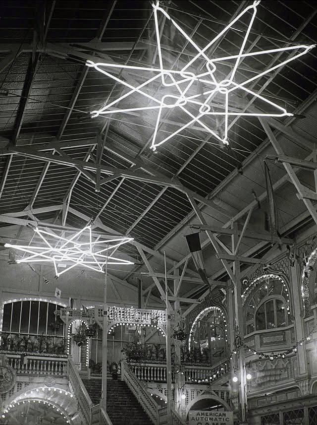 ParisAMDParis's tweet image. 📸 Léon Gimpel. 
&quot;Magic City&quot;, éclairage du jardin d&apos;hiver par des tubes verre et mercure 
1913. Paris