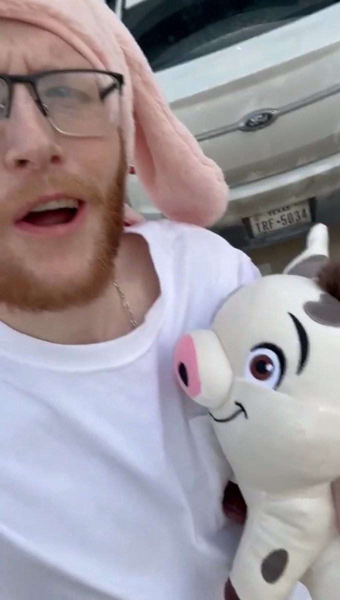 Wcpimp's tweet photo. @studentofgodd He already had a Mint plushie and now he has the real thing! 🙆🏻♂️ #Mintsalad #Bunnyboi #Clippa https://t.co/W1tTQO45D8