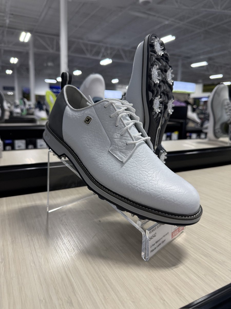 midamgolferr's tweet photo. I genuinely can’t believe anyone thinks these shoes are not cool https://t.co/Ne9g8TrFwy