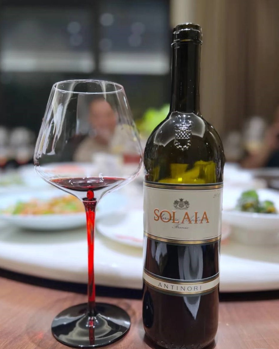 v_richuber's tweet photo. Solaia is a highend red wine produced by the Antinori winery in Tuscany, Italy, blending Cabernet Sauvignon, Merlot, and Sangiovese grapes. It is known for its rich history, complex flavors, and excellent aging potential. #ItalianWine #Tuscany #Antinori #PremiumRedWine https://t.co/oCxliDrE3P