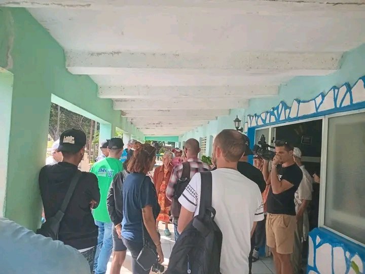 Disfrutan los abuelos del hogar de ancianos de Ciro Redondo, de una excelente actividad cultural brindada por la asociación hermanos AHS de #CiegodeAvila. #UnidosXCuba  #PorCiroRedondoTodo