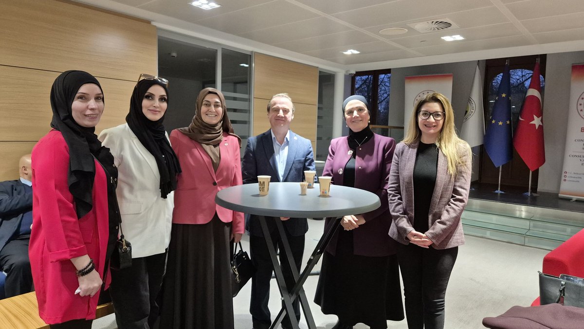 Brüksel Başkonsolosluğumuz, Müşavirliğimiz ve Diaspora 1964 Derneği’nin “Haydi Gençler Üniversiteye!” projesi kapsamında, Brüksel’de liseli gençlerimizi ve ailelerini üniversiteli kardeşlerimizle bir araya getiren ayrıca
tecrübeleriyle gençlerimize ilham olan konuşmacılarımıza ve