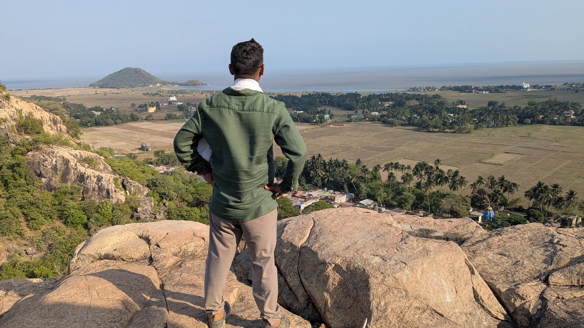 Jitunandan_N's tweet image. ଜୀବନ ର ପଥ 
ବହୁତ ଲମ୍ବା 
ଲାଦାଖ୍ ର ରାସ୍ତା ପରି 
ଦୂର ଶୁଷ୍କ ପାହାଡ଼ 
ଜନ ହୀନ ପଥ ପରି,
ତୃଷ୍ଣା ନିବାରଣ ପାଇଁ 
ଥକେ ନାହିଁ ପାଦ ସେ ମାଟିରେ 
ଲମ୍ବା ଦୂରତା ଅତିକ୍ରମ କରେ ସେଠାରେ,
ସେମିତି କିଛି ଅଭିଳାଷ ଏ ମନରେ 
ହାତ ରେ ସାଉଣ୍ଟିବା ର ଚେଷ୍ଟା ରେ 
ଉଦାସ କୁ ପଛରେ ଛାଡି 
ପୁଣି ନୂଆ ଆଶା ବିଶ୍ଵାସ ର ସେହି ରାସ୍ତାରେ।
#ଜିତୁ