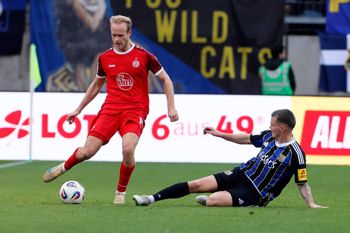 QuatrLinhas's tweet image. Victory of @rot_weiss_essen against @ersterfcs for #germanynonleaguecup 
#FCS 2 #immeRWEiter 3
#FCSRWE 

futebolhardireito.blogspot.com/2025/12/3liga-…