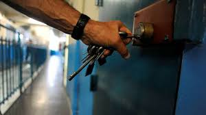 🇫🇷 Béziers : un homme de 25 ans, au casier judiciaire vierge, condamné à 1 an de prison dont 8 mois ferme pour avoir hurlé « Sales juifs ! Free Palestine » depuis sa voiture à une famille juive et un rabbin qui se rendaient à la synagogue.

⚖️ Le tribunal correctionnel a prononcé