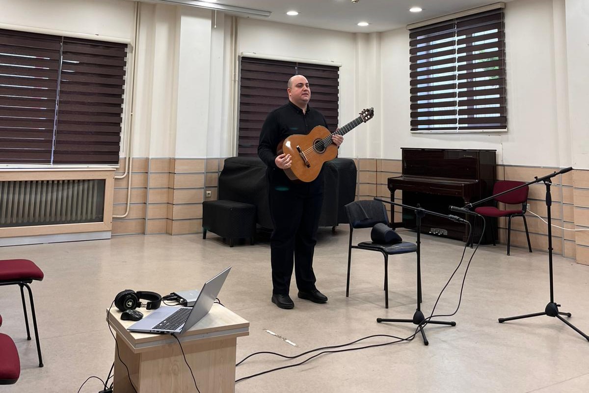 mcerol92's tweet photo. Bugün (1 Aralık 2025) OMÜ Devlet Konservatuvarı'nda verdiğim dinletiden kesitler...

Yardımları  için OMÜ Devlet Konservatuvarı Gitar Programı öğrencileri ile OMÜ  Eğitim Fakültesi Müzik Eğitimi ABD'den Öğr. Gör. Özgür Akkor ve Bahadır  Ünal'a çok teşekkürler.

@omudk55 https://t.co/Cw9qvuZGEb