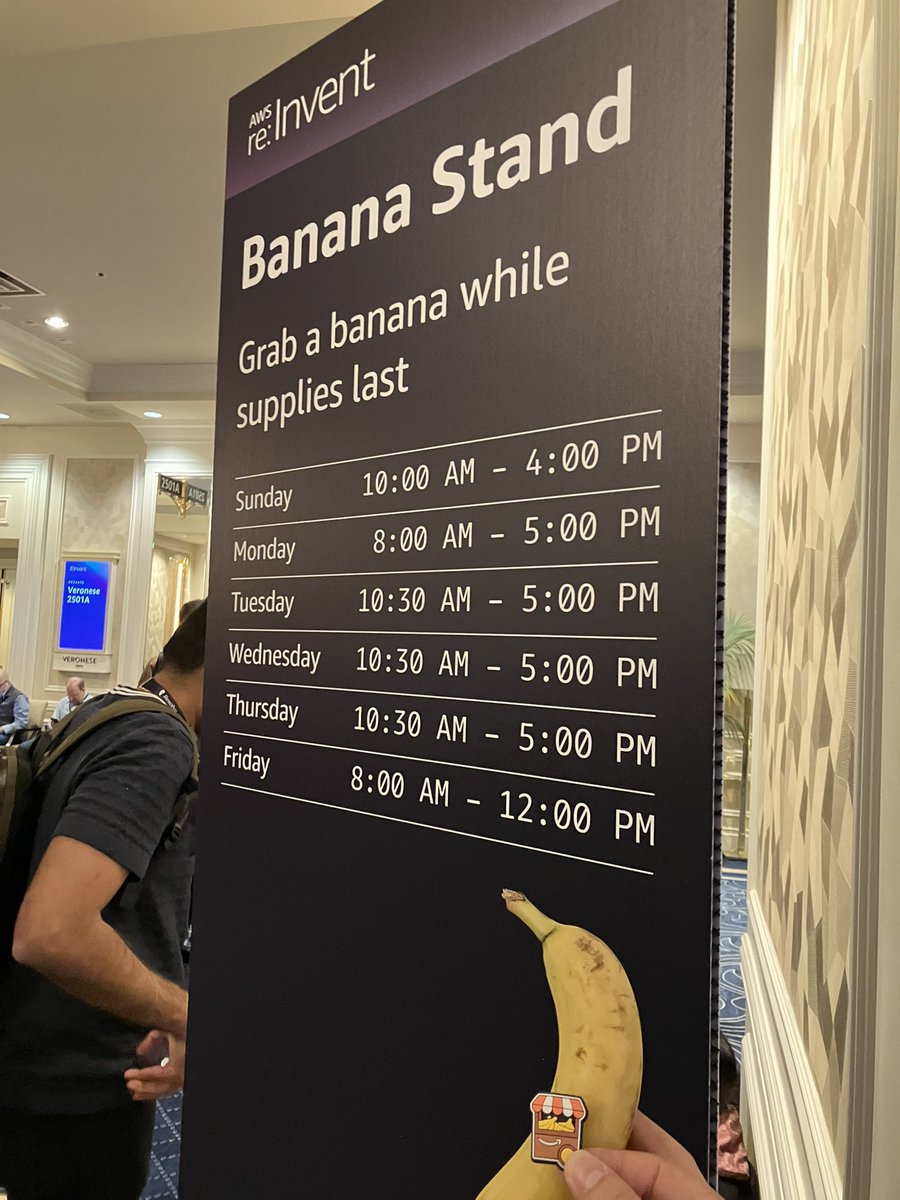 ke_ni_'s tweet image. バナナスタンドでピンズゲットできるよ #AWSreInvent