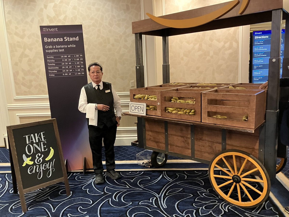 ke_ni_'s tweet image. バナナスタンドでピンズゲットできるよ #AWSreInvent