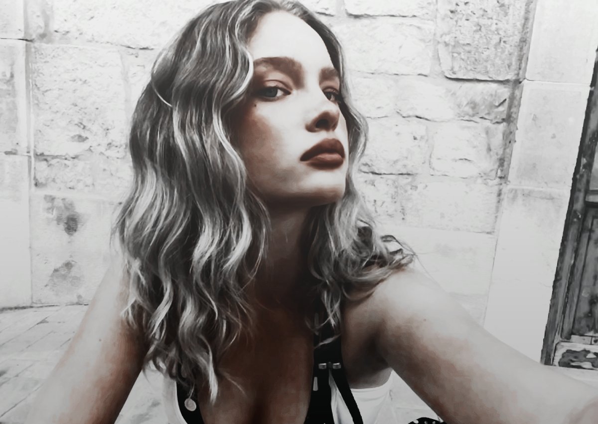 𝐌𝐚𝐝𝐞𝐥𝐢𝐧𝐞 (@theirfakeroses) on Twitter photo 