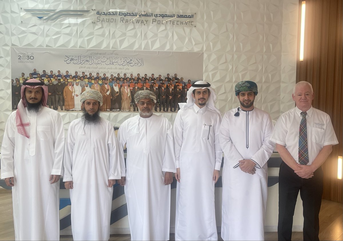 SRP_KSA's tweet photo. استقبل #معهد_سرب وفدًا من معهد تكاتف بتروفاك من سلطنة عُمان الشقيقة، حيث جرى خلال الزيارة استعراض منظومة التدريب والتأهيل في مجالات تشغيل وصيانة الخطوط الحديدية.
وتجسد هذه الزيارة عمق الشراكة بين المؤسستين، والالتزام المشترك بتأهيل الكوادر الوطنية في البلدين الشقيقين. https://t.co/d5LTwCf8RN
