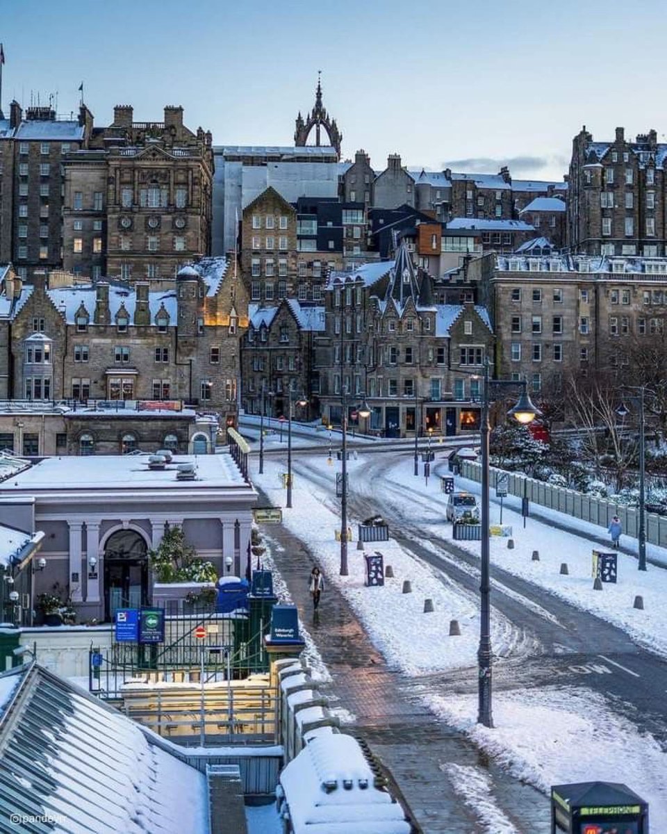 viewsoff's tweet photo. Winter in Edinburgh https://t.co/jTdgafP2vX