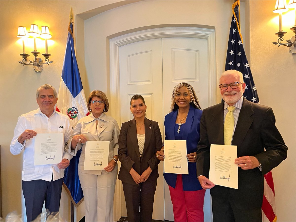 EmbajadaUSAenRD's tweet image. La embajadora de Estados Unidos en la República Dominicana, Leah Campos, sostuvo un encuentro con diversas organizaciones de la sociedad civil, entre ellas Foro de Mujeres en Defensa de la Vida y la Familia (FOMUDEVI), Grupo Acción Cristiana, Movimiento Matrimonio Feliz y JUCUM…