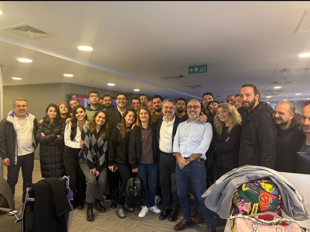 Sözcü TV'de bugün 10'dan fazla
çalışma arkadaşımızın işine son verildi.  Hepsi farklı birikimleriyle 
işlerini en iyi şekilde yapmaya çalışan gazeteciler. 

<a href="/ozgurcakmakci/">Özgür Çakmakçı</a> <a href="/hakandurmus/">Hakan Durmuş</a>
<a href="/OkaygunEmel/">emel okaygün</a> <a href="/Mehmetbal84/">Mehmet Bal</a> 
<a href="/Cemmozkeskin/">Cem Özkeskin</a>  <a href="/doramenguc/">Dora Mengüç ✍</a>
<a href="/Serkan_Alann/">Serkan Alan</a> <a href="/gulsahince/">Gülşah İnce</a>
<a href="/firatfstk/">fırat</a>