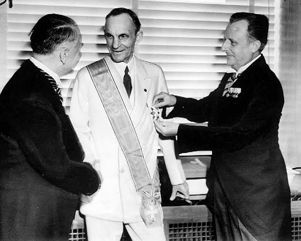 Aquí unos nazis dándole una medalla anticapitalista a Henry Ford jajajaajajjaa