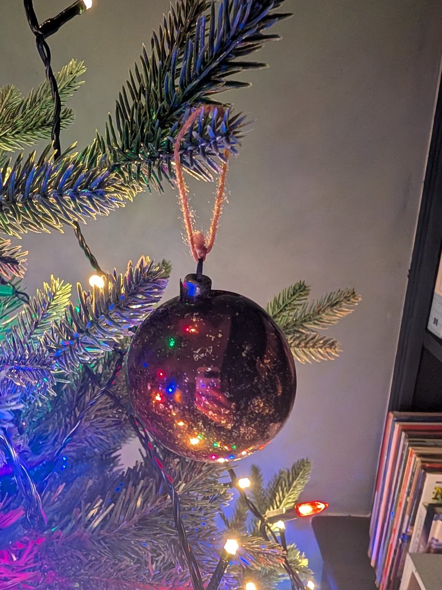 These are my nanna's glass decorations, probably getting on for 90 years old, made all the more special by the old bit of string and twisted bit of wire she'd used to fix them 🥹