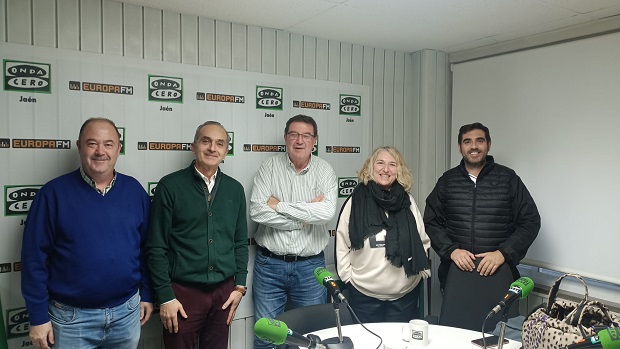 🚨🚨Ya estamos en #streaming con <a href="/Radioestadio/">Radioestadio</a> de Jaén , la tertulia de cada lunes con <a href="/CarmenCoboRuiz1/">Carmen</a> <a href="/garru_82/">Nono</a> <a href="/JoseMagama1969/">Txema Magamix</a> y Ramón Calderón. además <a href="/LaTrincheraLD/">LaTrincheraAzulilla</a> e <a href="/Ivan_ochando22/">Capo Pantuflas</a> ¡Síguenos pinchando este enlace!⬇️⬇️ 
acortar.link/4Z40Ox