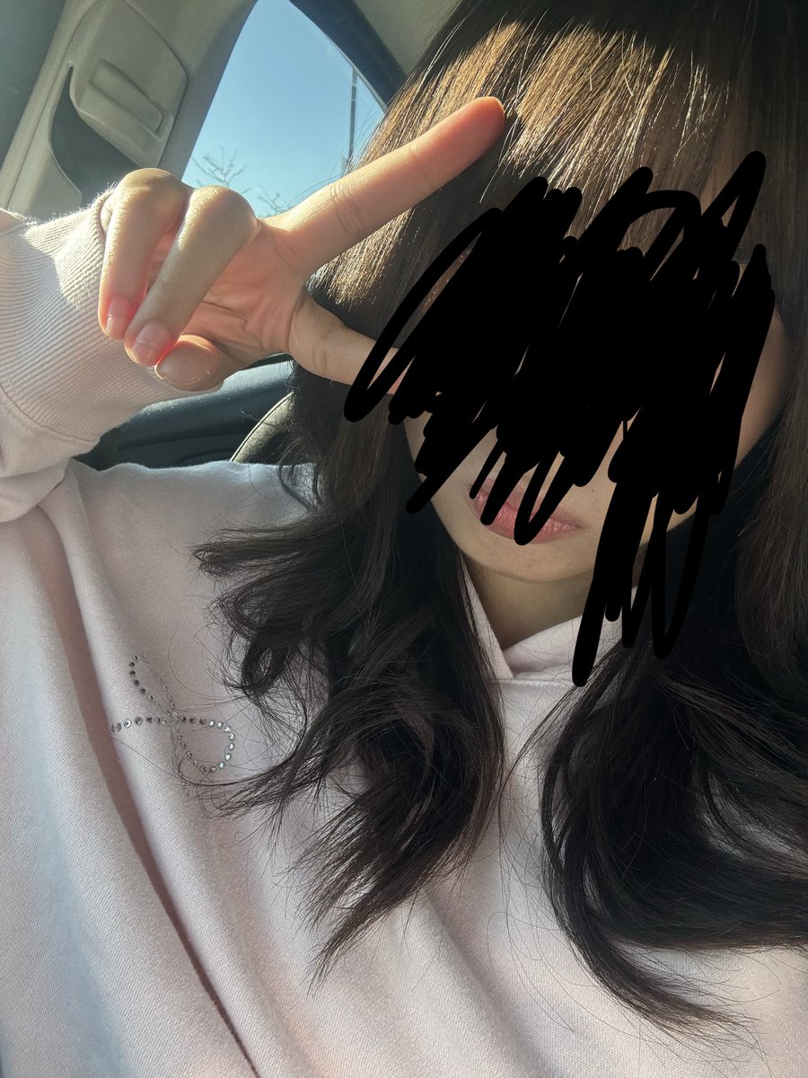 jiyoonappa's tweet photo. Bought my first pink hoodie for Youngseo https://t.co/cEVJDrdQV6