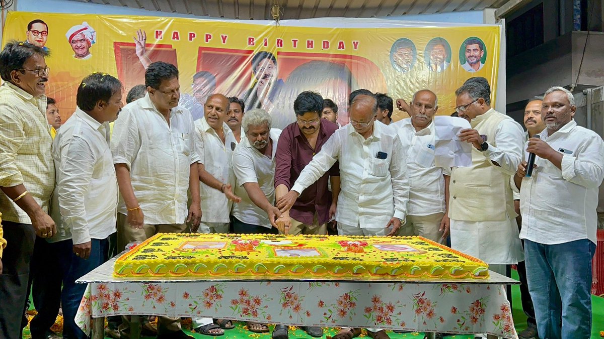 RamuVenigandla's tweet image. #AdminPost 
నందివాడ మండలం పోలుకొండ గ్రామంలో అత్యంత ఘనంగా వెనిగండ్ల రాము పుట్టినరోజు ముగింపు వేడుకలు…..

ఎమ్మెల్యే వెనిగండ్ల రాము గారి జన్మదినం సందర్భంగా నందివాడ మండలం పోలుకొండ గ్రామంలో కూటమి నాయకులు, కార్యకర్తలు  భారీగా అభిమాన జన సందోహం మధ్య అత్యంత ఘనంగా నిర్వహించిన పుట్టినరోజు…