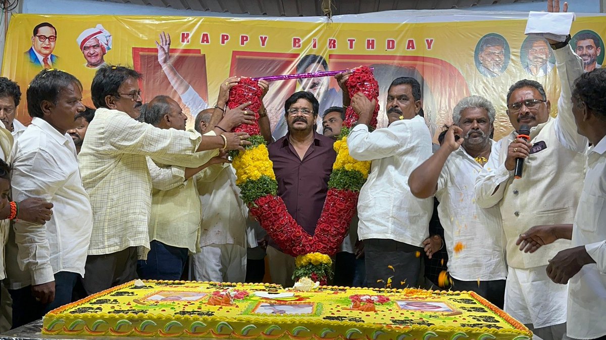 RamuVenigandla's tweet image. #AdminPost 
నందివాడ మండలం పోలుకొండ గ్రామంలో అత్యంత ఘనంగా వెనిగండ్ల రాము పుట్టినరోజు ముగింపు వేడుకలు…..

ఎమ్మెల్యే వెనిగండ్ల రాము గారి జన్మదినం సందర్భంగా నందివాడ మండలం పోలుకొండ గ్రామంలో కూటమి నాయకులు, కార్యకర్తలు  భారీగా అభిమాన జన సందోహం మధ్య అత్యంత ఘనంగా నిర్వహించిన పుట్టినరోజు…