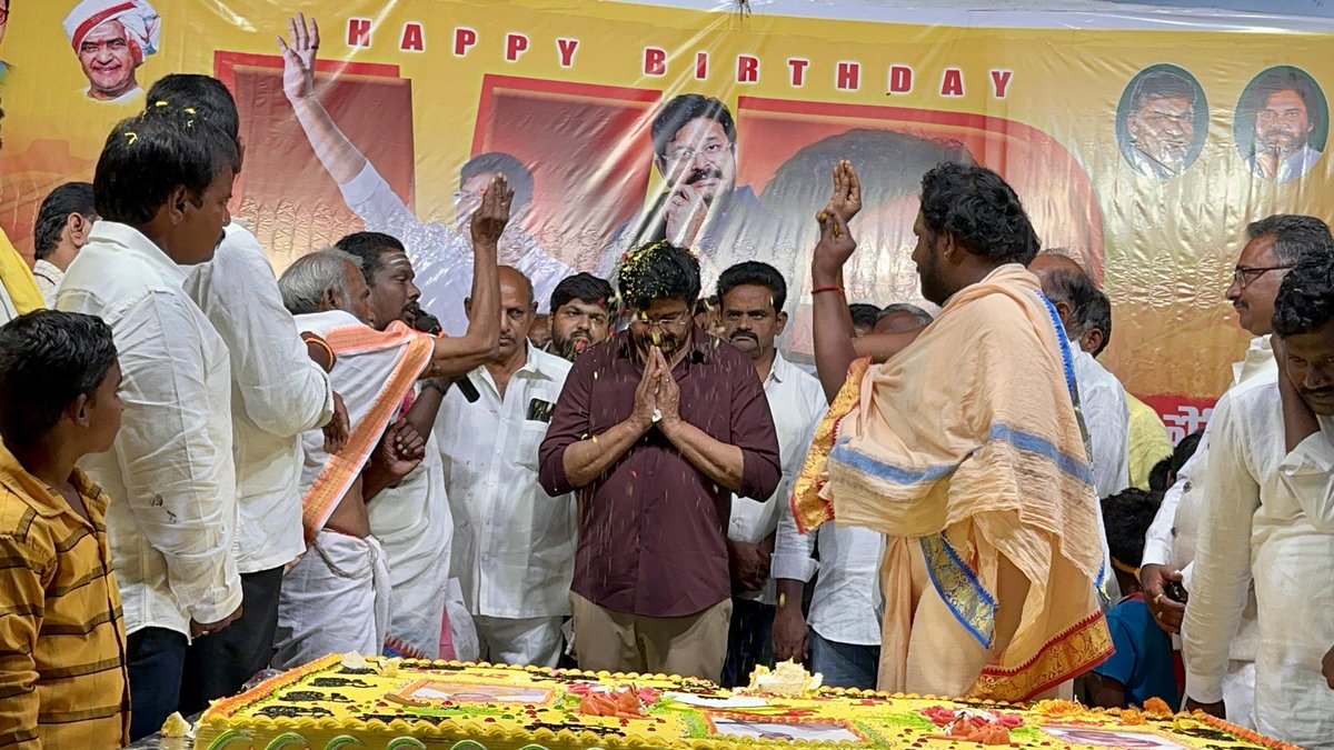 RamuVenigandla's tweet image. #AdminPost 
నందివాడ మండలం పోలుకొండ గ్రామంలో అత్యంత ఘనంగా వెనిగండ్ల రాము పుట్టినరోజు ముగింపు వేడుకలు…..

ఎమ్మెల్యే వెనిగండ్ల రాము గారి జన్మదినం సందర్భంగా నందివాడ మండలం పోలుకొండ గ్రామంలో కూటమి నాయకులు, కార్యకర్తలు  భారీగా అభిమాన జన సందోహం మధ్య అత్యంత ఘనంగా నిర్వహించిన పుట్టినరోజు…