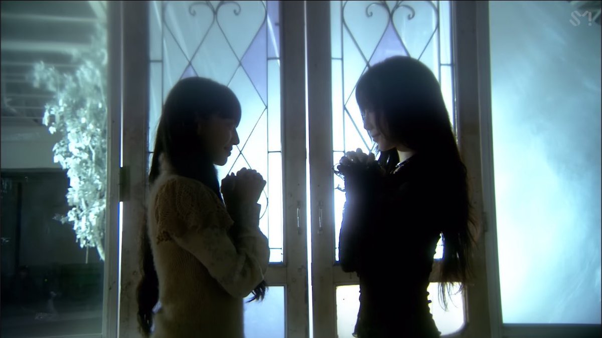 taen3oo's tweet image. knowing very well that the girl is supposed to represent sones but also being unable to remove my yuri goggles. i mean what else am i supposed to do with all of this?