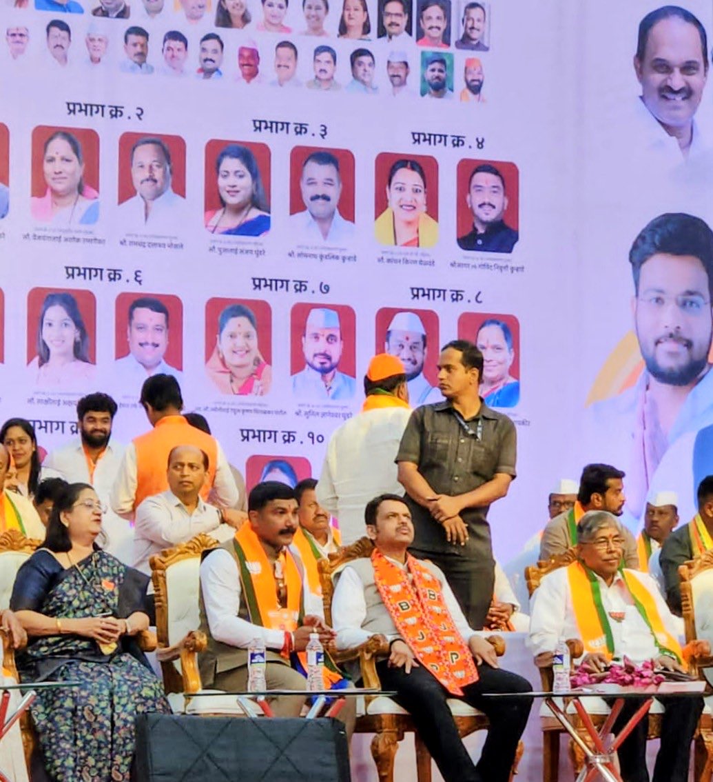 umakhaprebjp's tweet image. आजच्या एकादशीला खास भेट – मुख्यमंत्री @Dev_Fadnavis यांचे आळंदीमध्ये स्वागत आणि विठ्ठलाचे पवित्र दर्शन! 🙏

#एकादशी #DevendraFadnavis #आळंदी #विठोबामाऊली