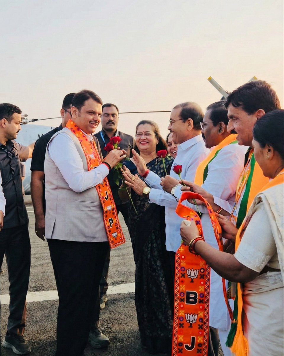 umakhaprebjp's tweet image. आजच्या एकादशीला खास भेट – मुख्यमंत्री @Dev_Fadnavis यांचे आळंदीमध्ये स्वागत आणि विठ्ठलाचे पवित्र दर्शन! 🙏

#एकादशी #DevendraFadnavis #आळंदी #विठोबामाऊली