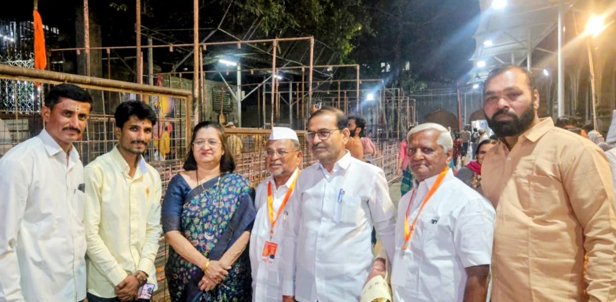 umakhaprebjp's tweet image. आजच्या एकादशीला खास भेट – मुख्यमंत्री @Dev_Fadnavis यांचे आळंदीमध्ये स्वागत आणि विठ्ठलाचे पवित्र दर्शन! 🙏

#एकादशी #DevendraFadnavis #आळंदी #विठोबामाऊली