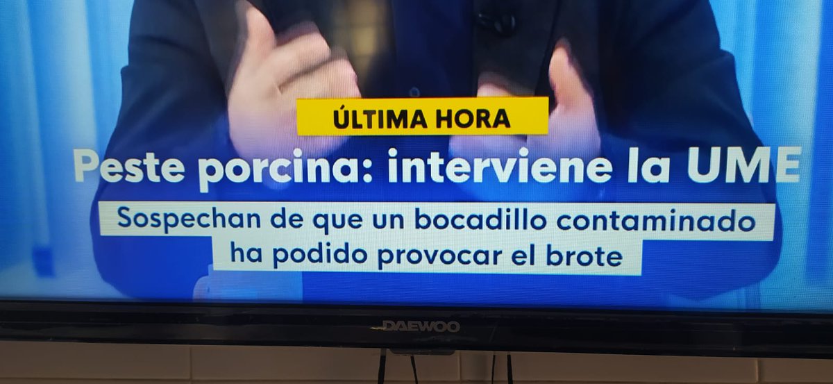 BibliotecaSoria's tweet image. ¡Acción ortográfica! Dequeísmo.
¿No os sobra un DE en estos rótulos televisivos? Visto esta mañana.
Dequeísmo: Uso indebido de la preposición &quot;de&quot; delante de la conjunción &quot;que&quot; cuando la preposición no viene exigida por ninguna palabra del enunciado.
rae.es/dpd/deque%C3%A….