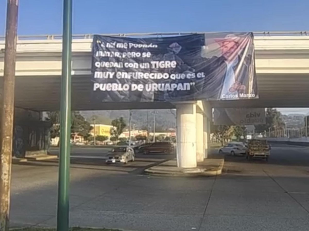 Uruapan Sigue Dolido: Amaneció Con 2 Mantas En Memoria De Carlos Manzo

🕊️A un mes del asesinato del presidente municipal Carlos Manzo, el amanecer dejó ver dos lonas colocadas sobre el emblemático puente a desnivel conocido como Puente de Los Colgados, en el cruce del