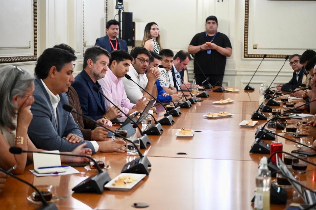 Orrego's tweet image. Contentos por el trabajo que hemos realizado en conjunto, seguimos coordinándonos con la AMUR para fortalecer el desarrollo rural en la RM. Durante el 2026 levantaremos un diagnóstico del transporte rural para fijar las prioridades de las comunas y así determinar los énfasis de…