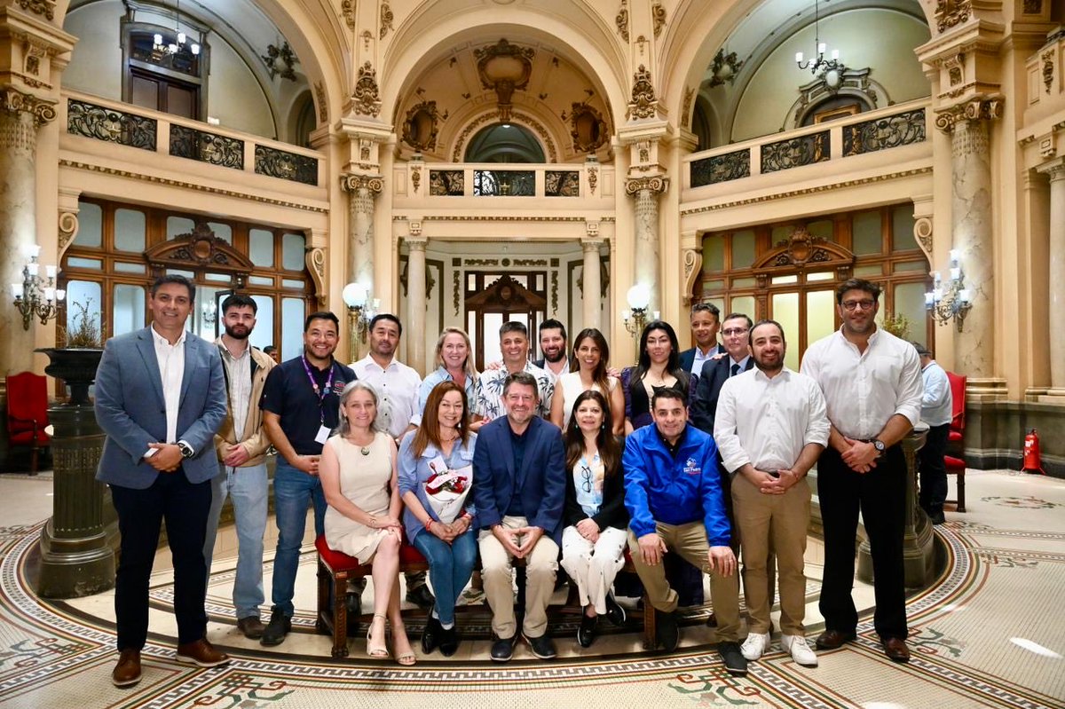 Orrego's tweet image. Contentos por el trabajo que hemos realizado en conjunto, seguimos coordinándonos con la AMUR para fortalecer el desarrollo rural en la RM. Durante el 2026 levantaremos un diagnóstico del transporte rural para fijar las prioridades de las comunas y así determinar los énfasis de…